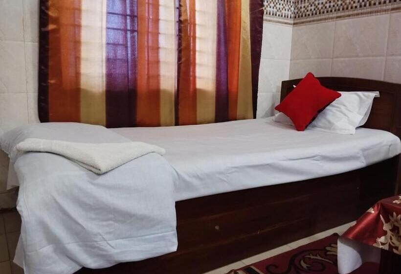 اتاق لوکس یک تخته, New Hotel Indropuri
