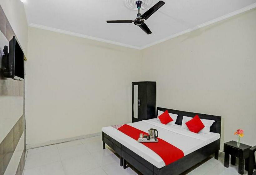 Classic Kolmen Hengen Huone, Oyo Flagship 92636 Greno Residency