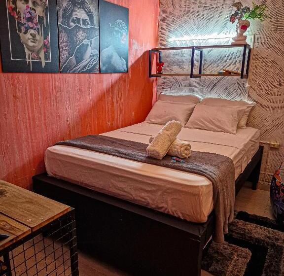 غرفة قياسية ثلاثية, Urban Hostal Bar