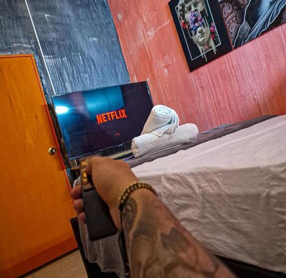标准三人间, Urban Hostal Bar