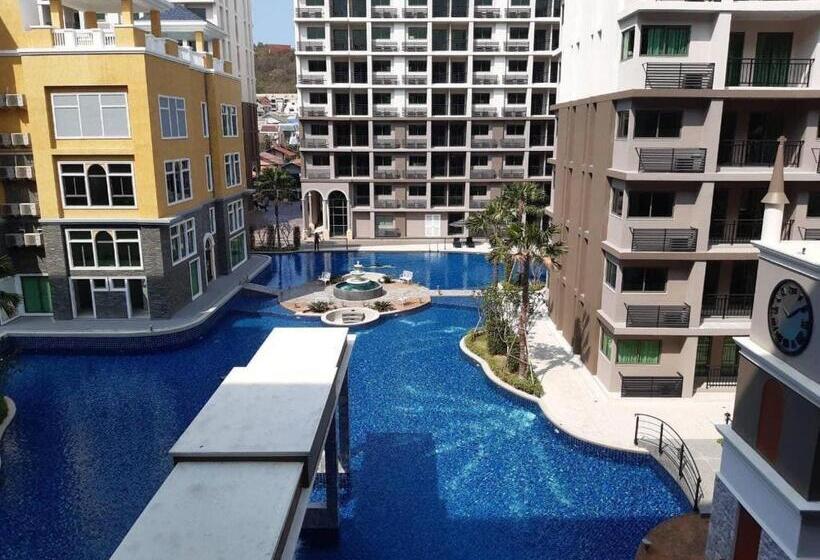 Deluxe Room with Balcony, Arcadia Continental Pattaya