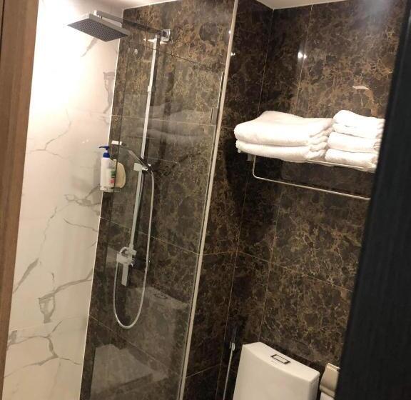 Standard Room King Size Bed, Arcadia Continental Pattaya