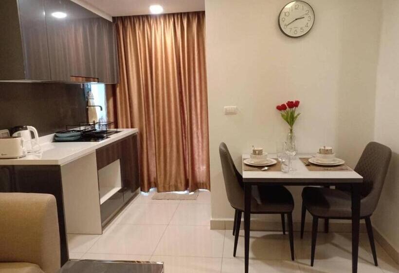 Standard Room King Size Bed, Arcadia Continental Pattaya