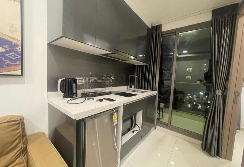 Deluxe Room with Balcony, Arcadia Continental Pattaya