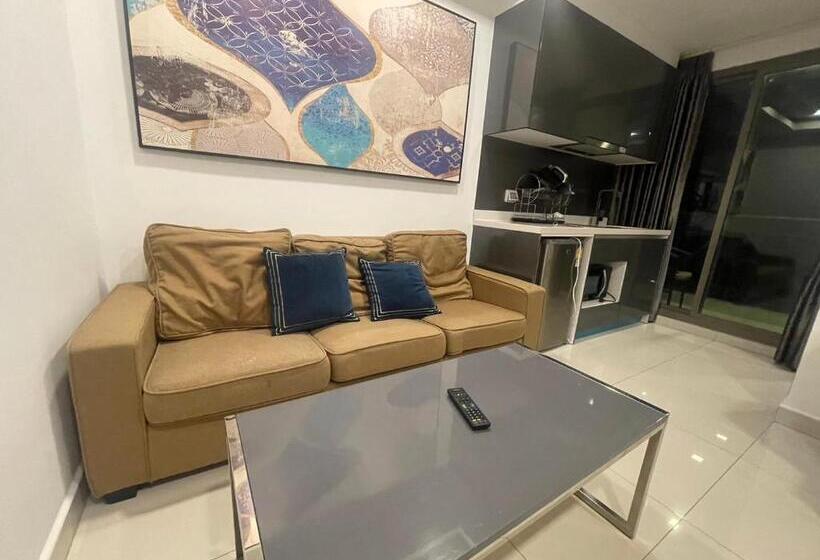 Deluxe Room with Balcony, Arcadia Continental Pattaya