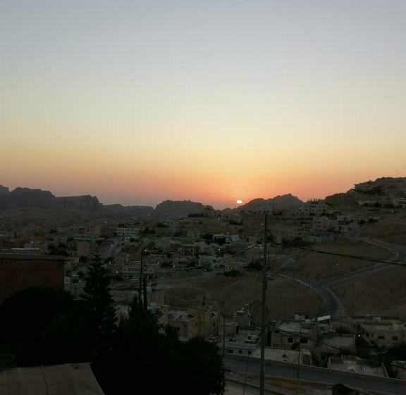 اتاق استاندارد سه نفره, Petra Paradise Home