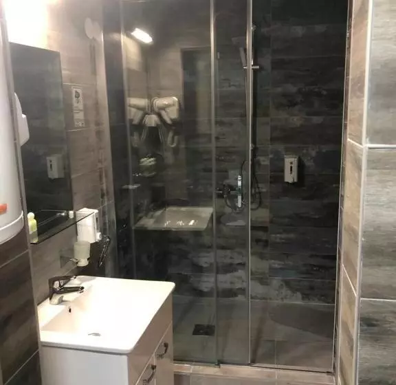 اتاق استاندارد چهار تخته, Gros Hotel Leskovac