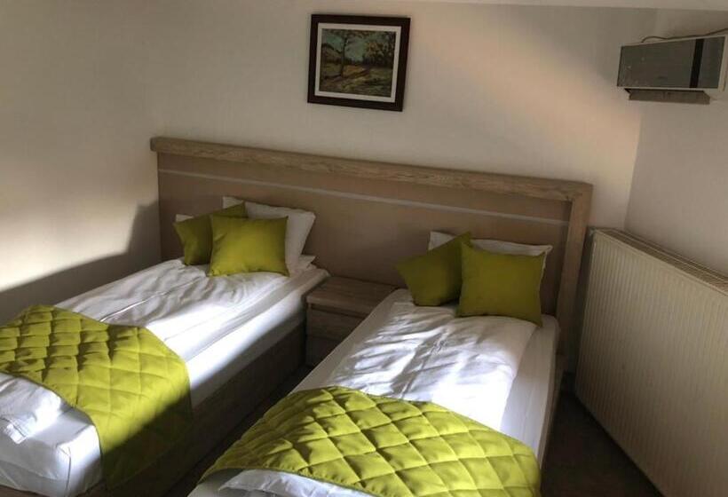 اتاق استاندارد چهار تخته, Gros Hotel   Leskovac