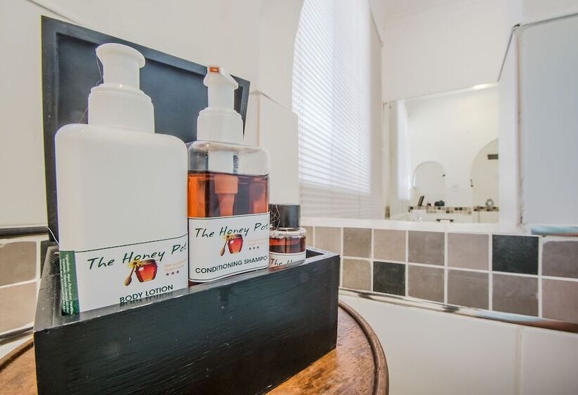 Номер Стандарт, Honeypot Guest House