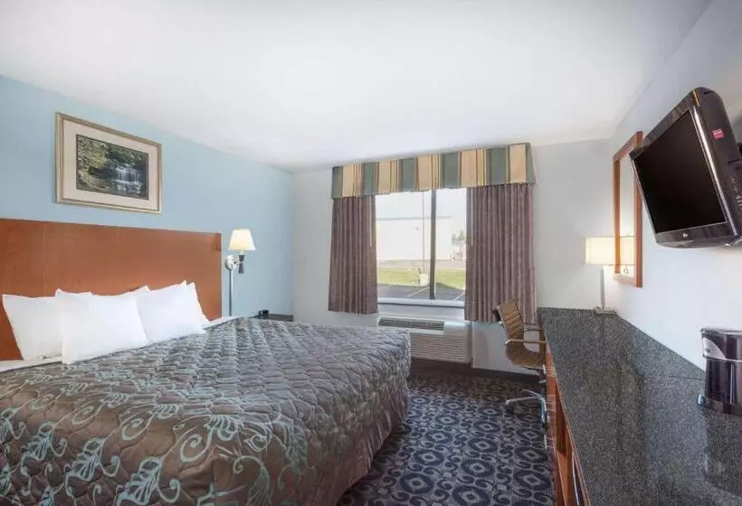 キングサイズベッドのスタンダードルーム, Days Inn By Wyndham Watertown Fort Drum