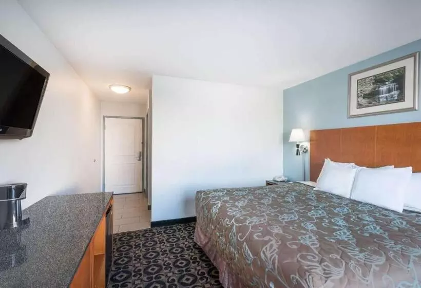 キングサイズベッドのスタンダードルーム, Days Inn By Wyndham Watertown Fort Drum