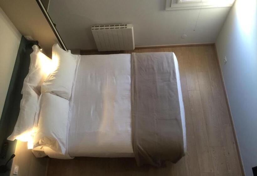 Семейный Номер, Hôtel Azur