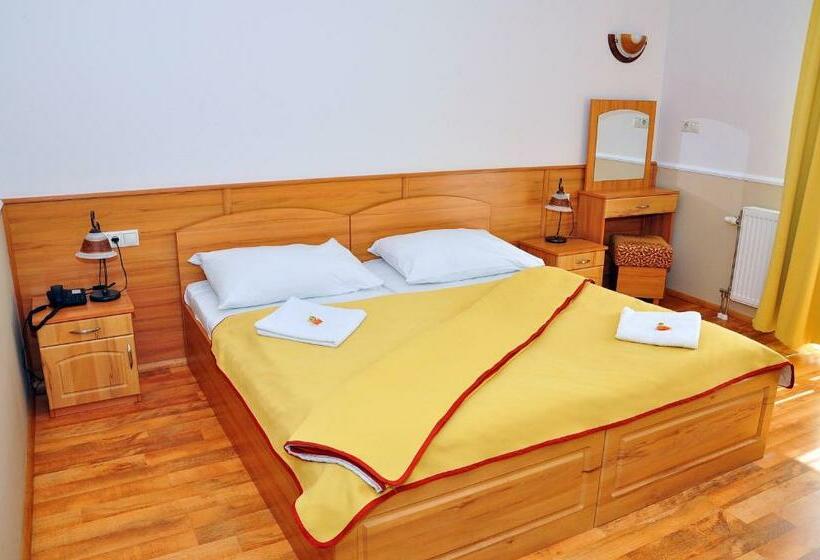 スタンダードトリプルルーム, Nefelejcs