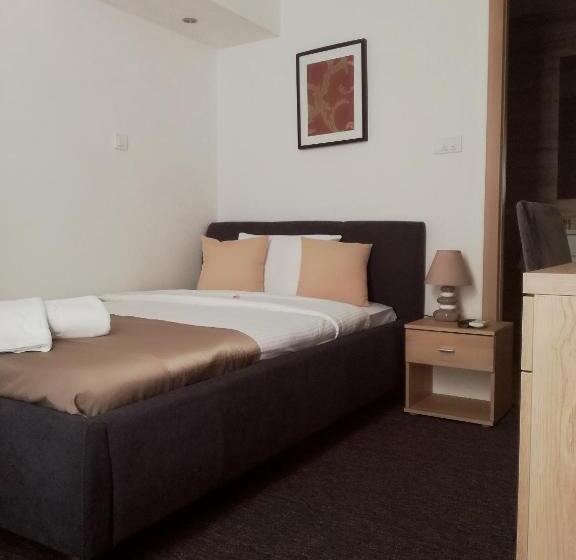 Chambre Standard Individuelle, Skala