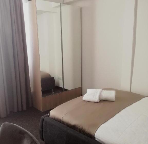 Chambre Standard Individuelle, Skala