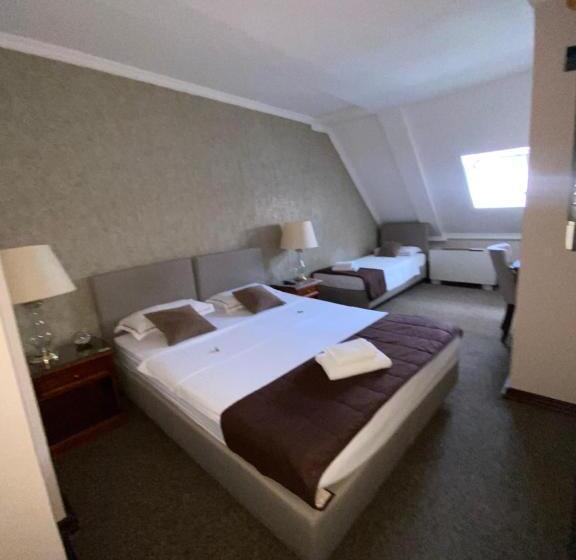 Chambre Triple Standard, Skala