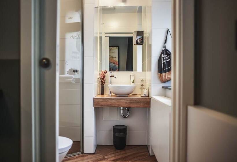 Standardeinzelzimmer, The Circus