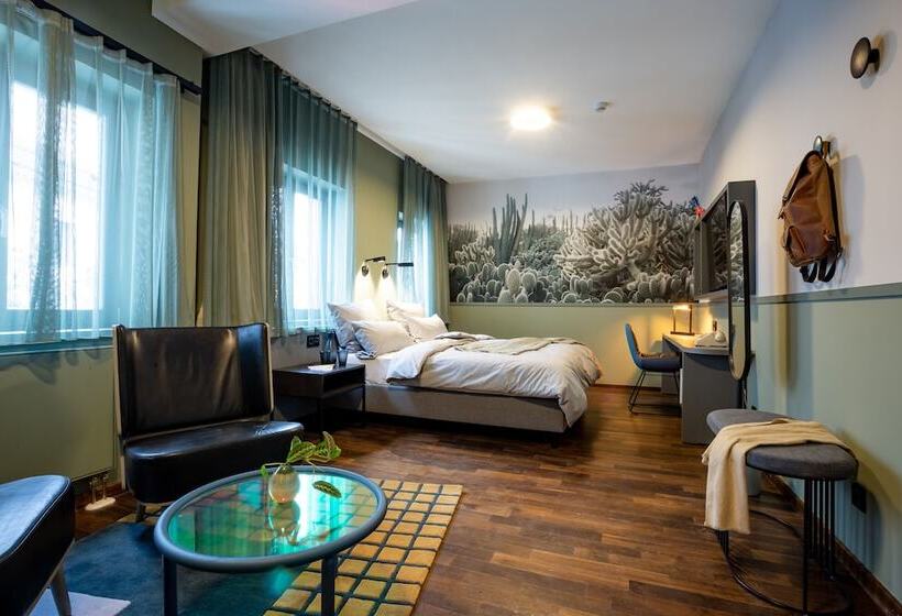 Junior Suite, The Circus