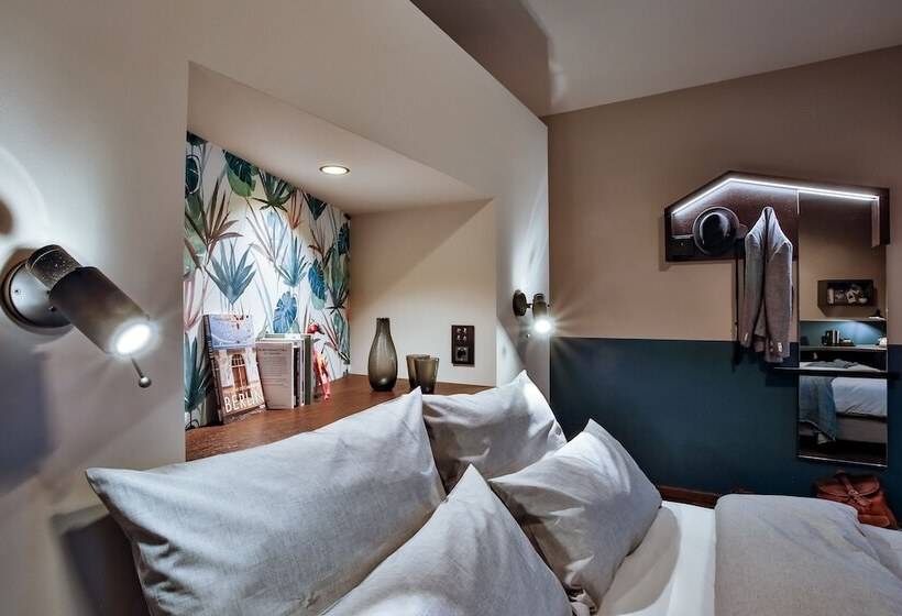 Economy Kamer, The Circus