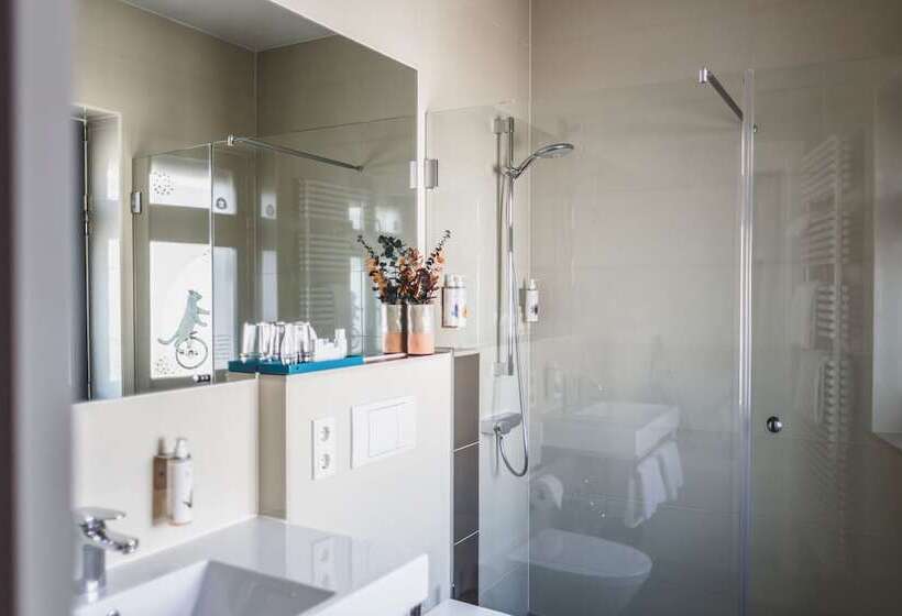 Junior Suite, The Circus