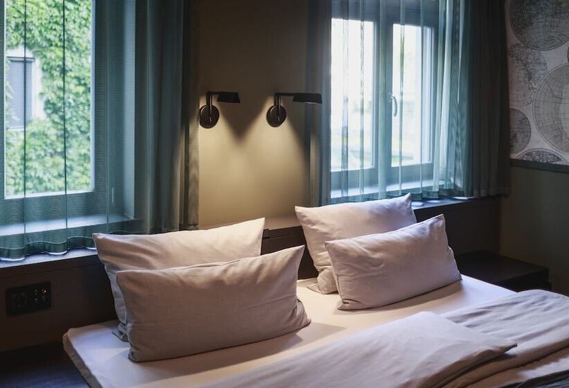 Junior Suite, The Circus