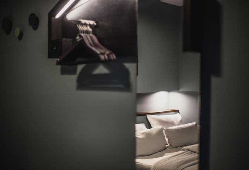 Economy Kamer, The Circus