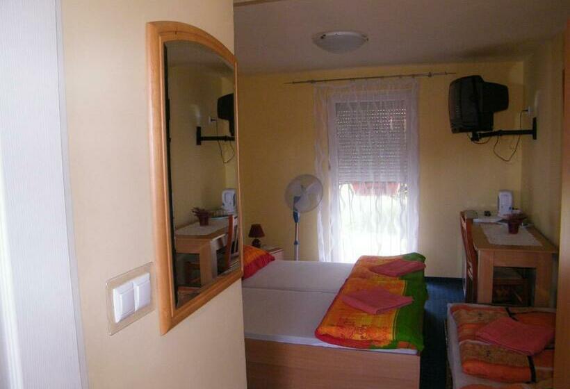 Номер Стандарт с Балконом, Zsófia Panzió Pápa