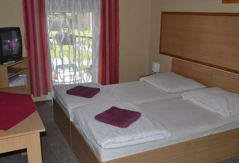 스탠다드 발코니 룸, Zsófia Panzió Pápa