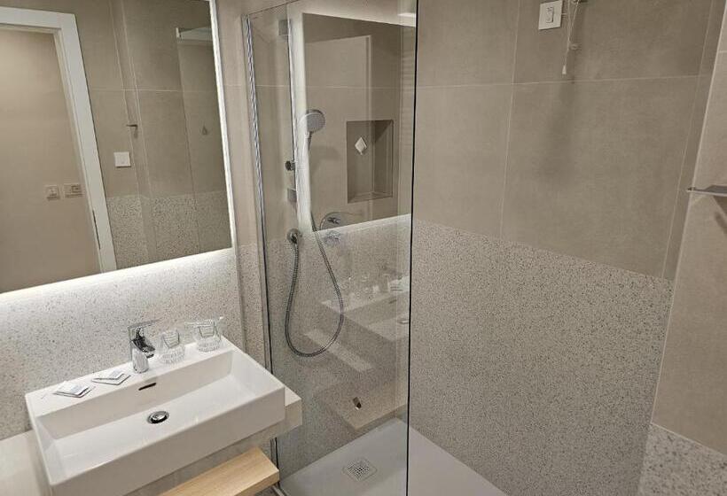 اتاق استاندارد سه تخته با بالکن, Family Hotel Adria   All Inclusive
