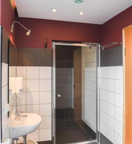 اتاق استاندارد سه نفره, Latrabjarg