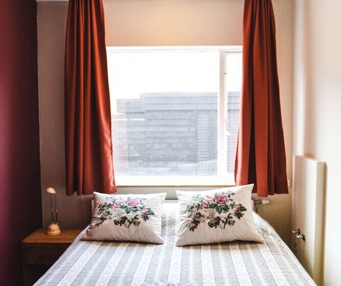 اتاق اکونومی یک تخته, Latrabjarg