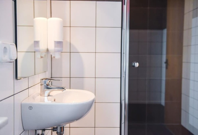 اتاق استاندارد سه نفره, Latrabjarg