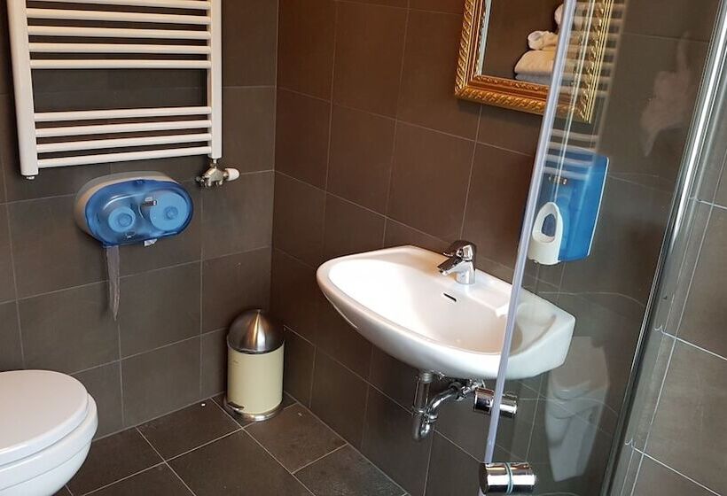 اتاق استاندارد سه نفره, Latrabjarg