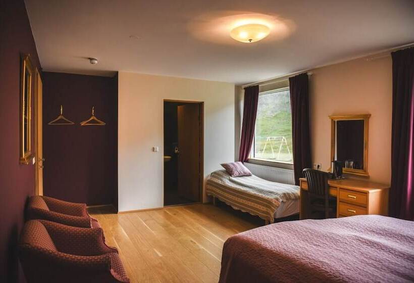 اتاق استاندارد سه نفره, Latrabjarg