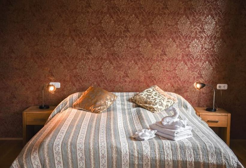 اتاق استاندارد سه نفره, Latrabjarg