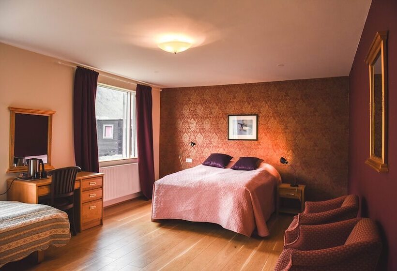 اتاق استاندارد سه نفره, Latrabjarg