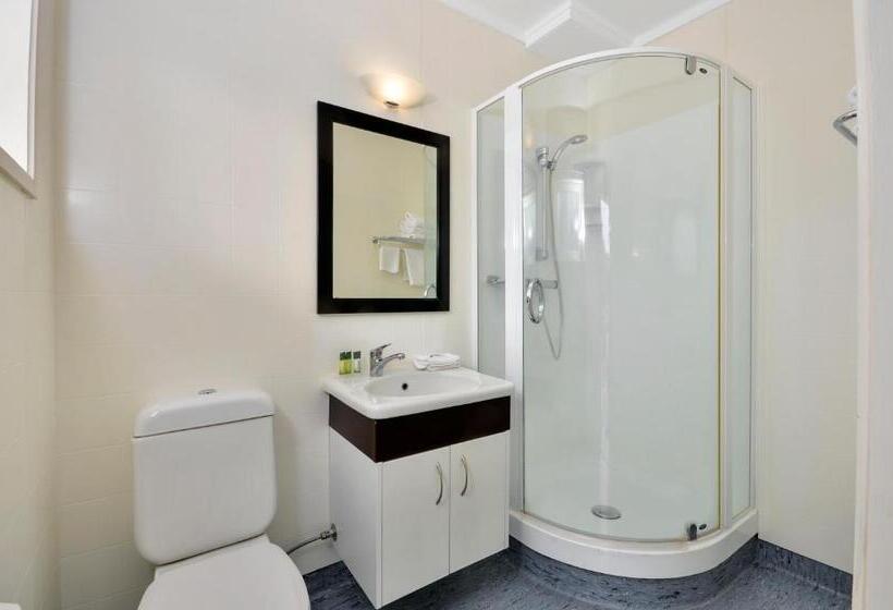 수피리어 스튜디오 풀장 전망, Poenamo