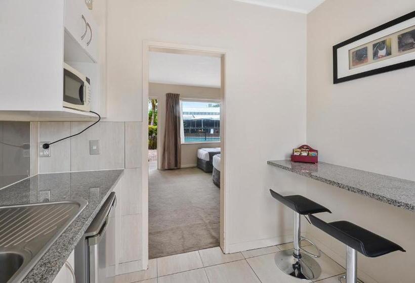 수피리어 스튜디오 풀장 전망, Poenamo