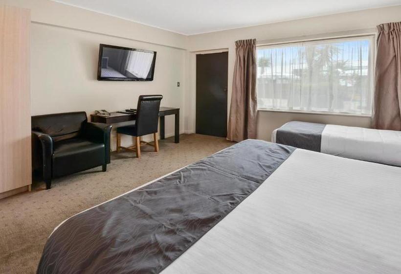 수피리어 스튜디오 풀장 전망, Poenamo