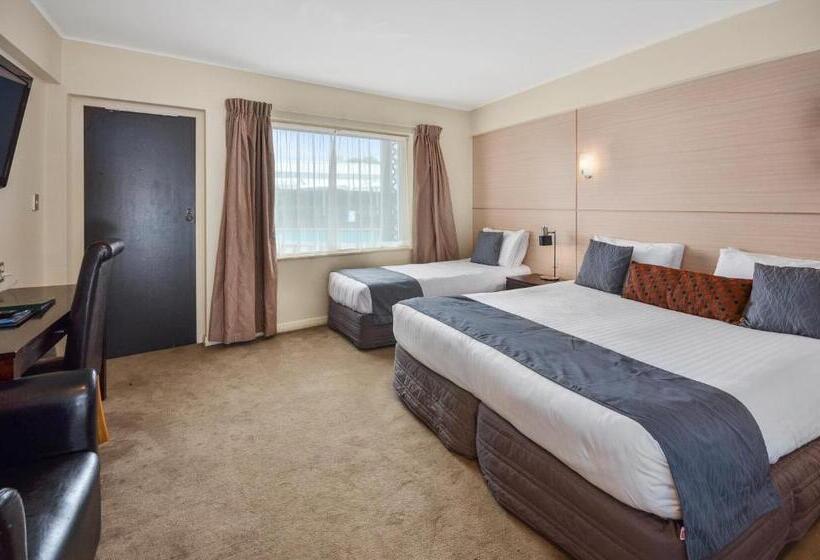 수피리어 스튜디오 풀장 전망, Poenamo