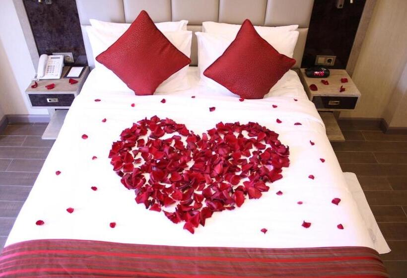 اتاق استاندارد با تخت بزرگ, Ramada By Wyndham Bishkek Centre