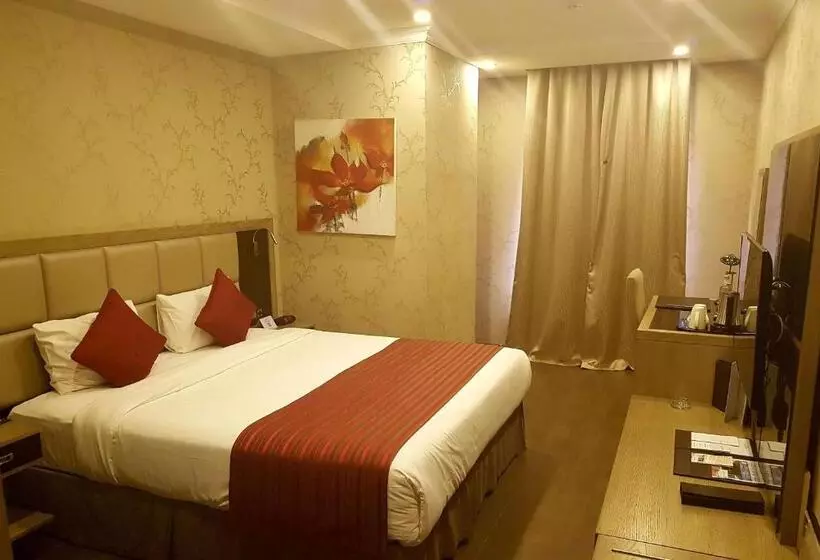 اتاق استاندارد با تخت بزرگ, Ramada By Wyndham Bishkek Centre