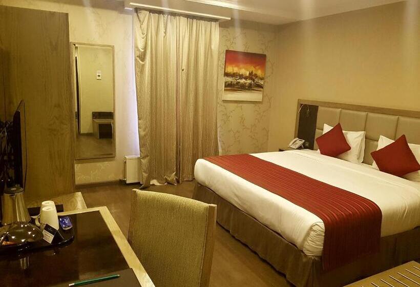 带大床的豪华间, Ramada By Wyndham Bishkek Centre