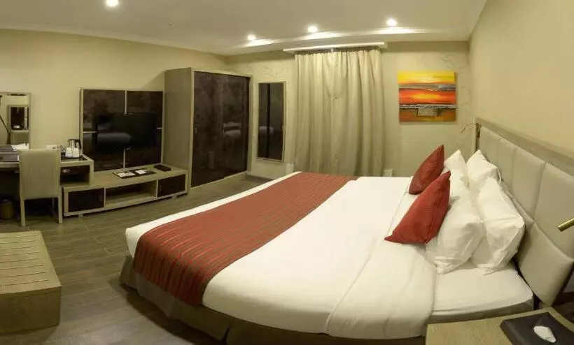 اتاق لوکس با تخت بزرگ, Ramada By Wyndham Bishkek Centre