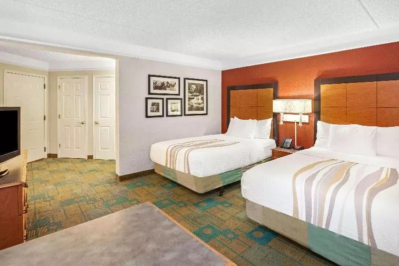 اتاق استاندارد با تخت بزرگ, Ramada By Wyndham Bishkek Centre