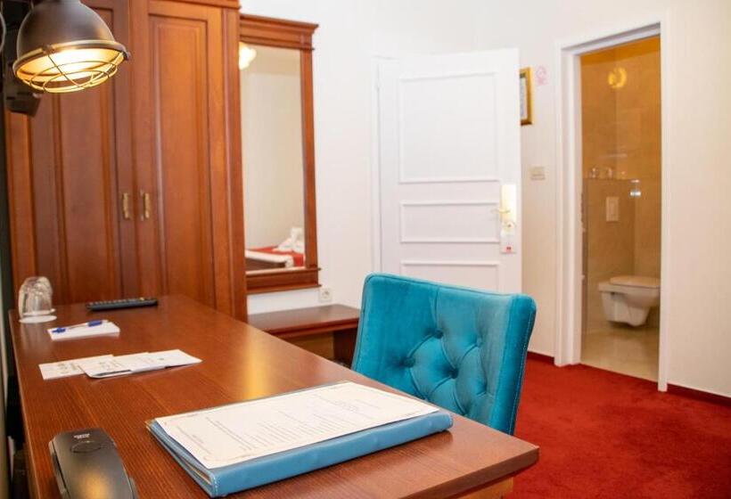 家庭间, & Restoran Dvorac Gjalski