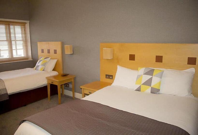 Семейный Номер, The Warwick Arms