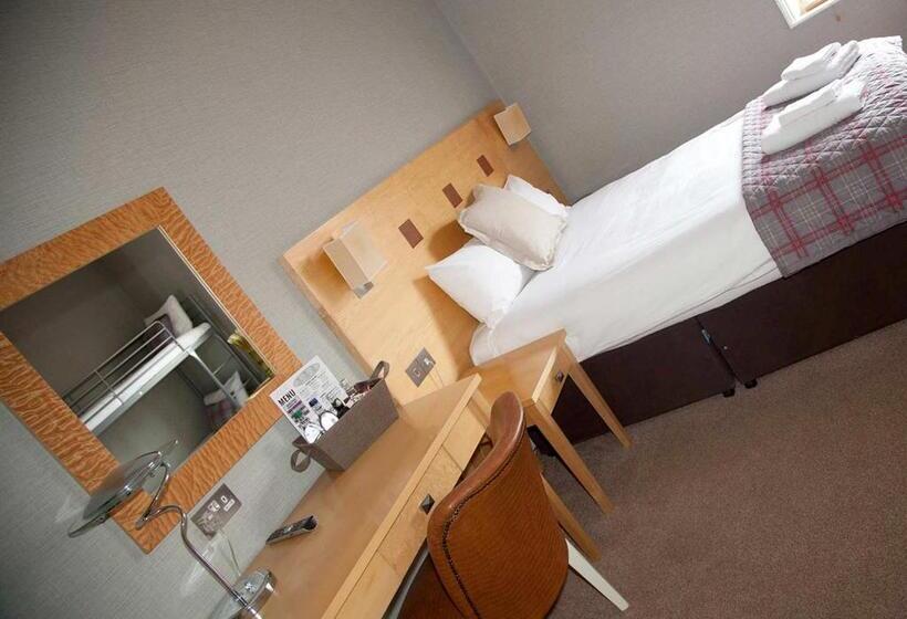 Семейный Номер, The Warwick Arms