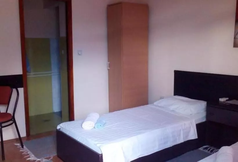 اتاق ساده سه‌ نفره, Motel Le Village