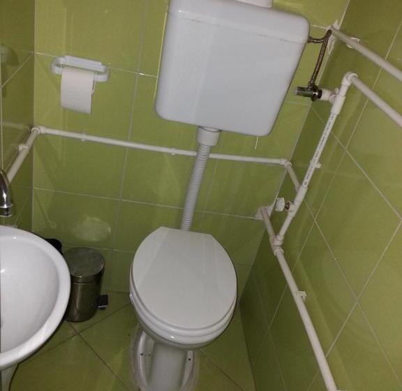 اتاق ساده سه نفره, Motel Le Village